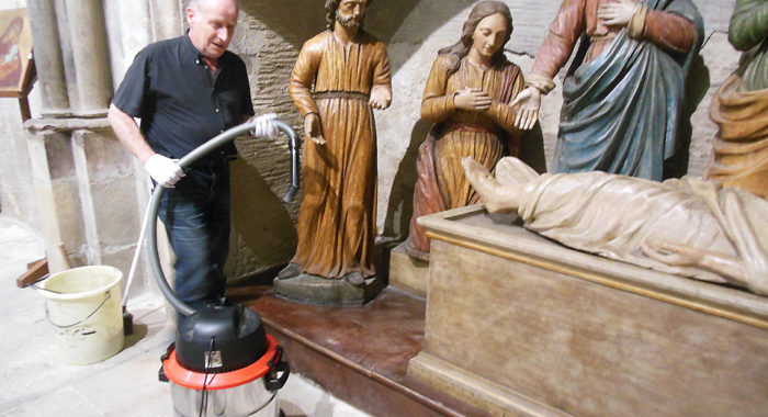 Nettoyage de la Mise au tombeau dans la chapelle du Saint-Sacrement