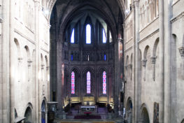 La nef et le choeur de la collégiale Saint-Barnard