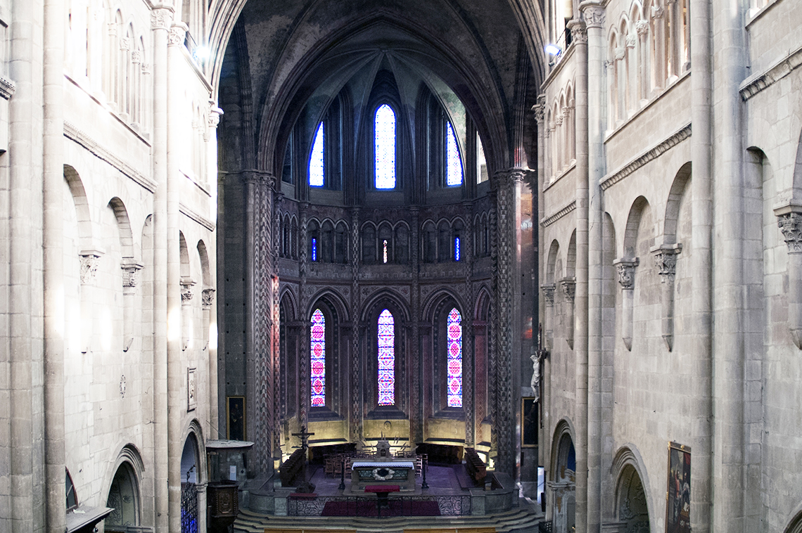 La nef et le choeur de la collégiale Saint-Barnard