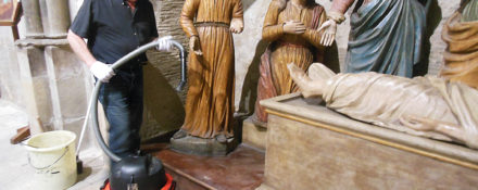 Nettoyage de la Mise au tombeau dans la chapelle du Saint-Sacrement